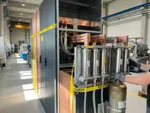 Moderne Schaltanlage mit Metallgehäusen und Kupferschienen, Vakuumschalter ersetzen SF6-Gaskammern in Industrieanlage